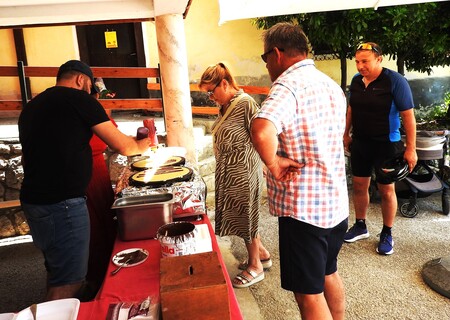 Peka palačink ob Dnevu državnosti na Šenturški Gori, ki sta jih Miha in Zala Pavlin vsem delila brezplačno